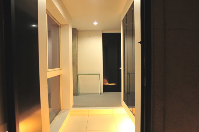注文住宅,京都市北区,玄関,収納下には間接照明を