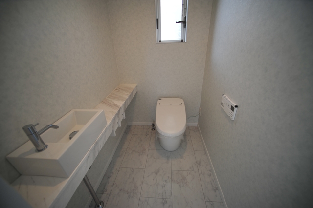 注文住宅,滋賀県大津市,トイレには天然大理石を特注製作したカウンター