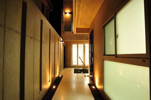 注文住宅,京都市北区,中庭が見えてくる玄関アプローチ