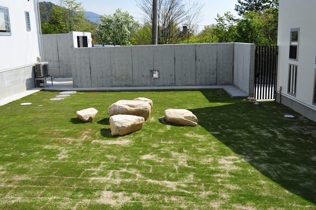 注文住宅,滋賀県大津市,芝生の中庭に岩のテーブルとイス