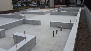 滋賀県東近江市八日市 和ﾓﾀﾞﾝ 注文住宅 基礎工事 型枠撤去