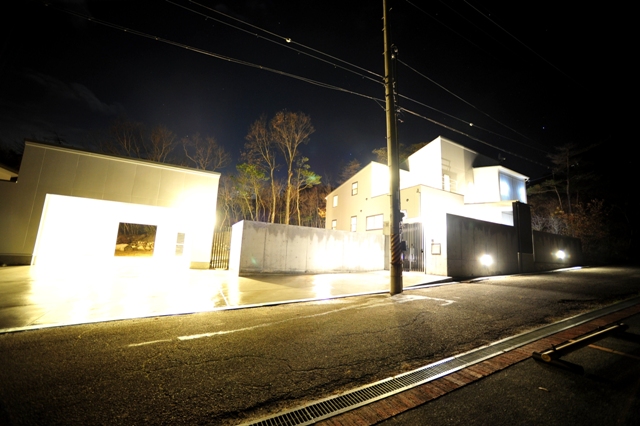注文住宅 モダン住宅 滋賀 京都 滋賀県大津市のコンクリート打ちっぱなしの塀に囲まれたガレージハウス