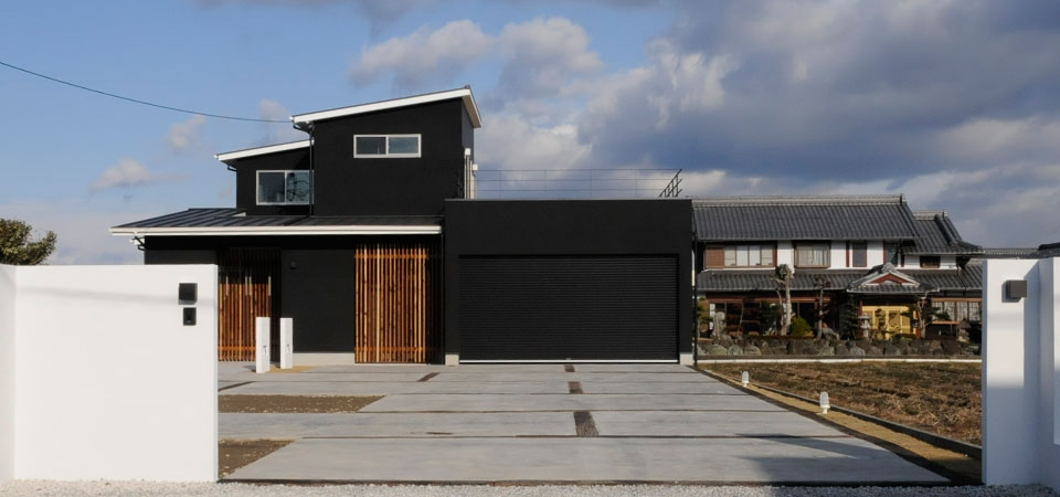 ガレージハウス ビルトインガレージ2台 ｌｄｋにサブリビングのあるモダン住宅 京都市 滋賀でモダンなデザインの家 おしゃれな注文住宅を建てるなら一級建築士事務所 京都デザインファーストにお任せ下さい
