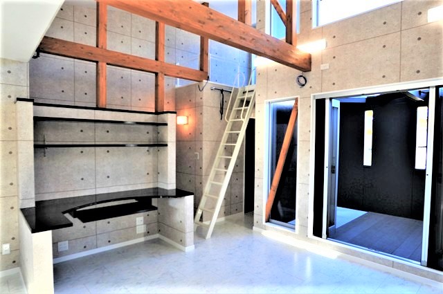 滋賀県 大津市 湖城が丘 高低差のある土地 ルーフバルコニー ２階リビング 勾配天井 モダンなデザインの家 吹き抜け 明るいリビングダイニング