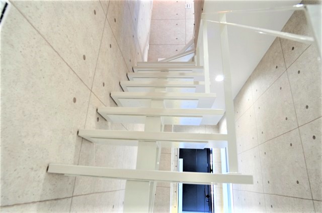 滋賀県 大津市 ルーフバルコニー おしゃれ かっこいい デザイン 注文住宅 吹抜け階段 オープン階段 鉄骨階段