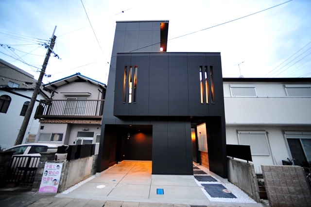 注文住宅のデザイン 京都市 滋賀県 注文住宅 モダン住宅 デザイナーズ住宅 かっこいい家 黒い外壁の家 スリット壁 こだわりの家