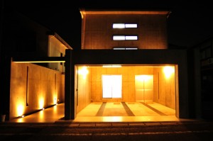 おしゃれなガレージハウス京都市北区上賀茂のＲＣ造、打ちっぱなしコンクリートのモダンなデザインの注文住宅