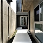 おしゃれな玄関アプローチ京都市北区上賀茂のＲＣ造、打ちっぱなしコンクリートのモダンなデザインの注文住宅