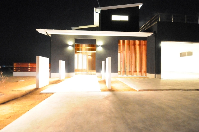 滋賀県米原市　木造2階建　大きな吹抜け　水盤　和風モダン注文住宅