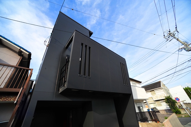滋賀県大津市膳所　木造3階建　黒い外壁　シンプルでおしゃれな狭小住宅　