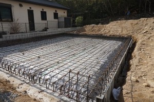 滋賀県大津市のリゾートモダン注文住宅・2期工事 基礎・擁壁の配筋が完了しました