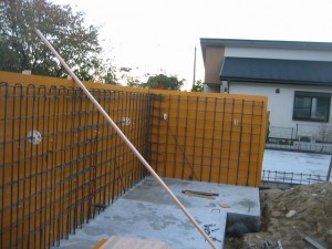滋賀県大津市のリゾートモダン注文住宅・2期工事 基礎ベースが完成!擁壁の型枠工事中