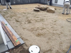 滋賀県大津市のリゾートモダン注文住宅・2期工事 外構工事 芝生施工中