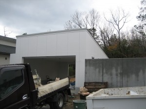 滋賀県大津市のリゾートモダン注文住宅・2期工事 塗装工事が完了し足場を撤去しました。