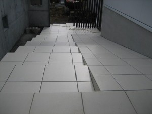 賀県大津市のリゾートモダン注文住宅・2期工事 タイル工事が完了 ガレージ部分の掘り方を開始しました