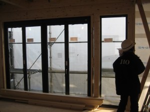 京都市山科区のモダン住宅 金物検査が終了 ただ今、床下の断熱材を施工中