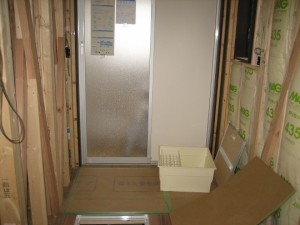 京都市山科区のモダン住宅 水道配管工事 ユニットバス取り付け工事
