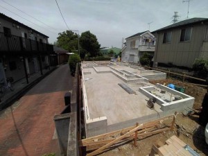 埼玉県さいたま市岩槻のガレージハウス|基礎工事完成・構造材搬入!