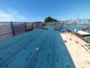 埼玉県さいたま市|野地終了後屋根アスファルトルーフィング、軽量鉄骨で大きな庇を!