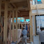 滋賀県 大津市 膳所 木造3階建 デザイナーズ住宅 狭小住宅 一級建築士事務所 高級住宅 豪邸 白い内装 鏡面大理石フローリングLDK　黒い外壁のモダンな家