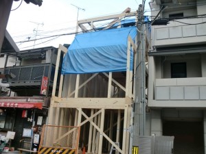 上棟致しました!|京都市東山区の変形した狭小地にらせん階段・ルーフバルコニーのある狭小モダン注文住宅5