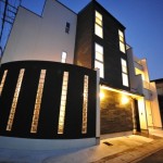 注文住宅 モダン住宅 京都 京都市 右京区 太秦 ガレージハウス パティオ 螺旋階段 デザイナーズ住宅 高級住宅 豪邸 一級建築士 注文建築 工務店 かっこいい家 ナチュラルロブソンの外壁 トーヨーキッチン ガラスブロック