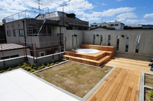 高級注文住宅の完成見学会で無料相談!|京都市北区の鉄筋コンクリート打ちっぱなし注文住宅|京都市北区のパティオ、トーヨーキッチン、屋上テラス、ジャグジーのある鉄筋コンクリート打ちっぱなし注文住宅