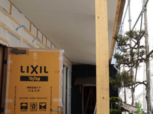 滋賀県長浜市の和風モダン住宅工事中　軒先・窓の施工を行いました。
