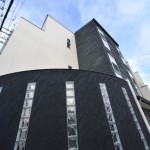注文住宅 モダン住宅 京都 京都市 右京区 太秦 ガレージハウス パティオ 螺旋階段 デザイナーズ住宅 高級住宅 豪邸 一級建築士 注文建築 工務店 かっこいい家 ナチュラルロブソンの外壁 トーヨーキッチン ガラスブロック