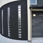 注文住宅 モダン住宅 京都 京都市 右京区 太秦 ガレージハウス パティオ 螺旋階段 デザイナーズ住宅 高級住宅 豪邸 一級建築士 注文建築 工務店 かっこいい家 ナチュラルロブソンの外壁 トーヨーキッチン 曲面塀