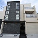 注文住宅 モダン住宅 京都 京都市 右京区 太秦 ガレージハウス パティオ 螺旋階段 デザイナーズ住宅 高級住宅 豪邸 一級建築士 注文建築 工務店 かっこいい家 ナチュラルロブソンの外壁 トーヨーキッチン こだわりの家