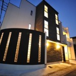 注文住宅 モダン住宅 京都 京都市 右京区 太秦 ガレージハウス パティオ 螺旋階段 デザイナーズ住宅 高級住宅 豪邸 一級建築士 注文建築 工務店 かっこいい家 ナチュラルロブソンの外壁 トーヨーキッチン