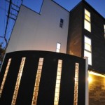 注文住宅 モダン住宅 京都 京都市 右京区 太秦 ガレージハウス パティオ 螺旋階段 デザイナーズ住宅 高級住宅 豪邸 一級建築士 注文建築 工務店 かっこいい家 ナチュラルロブソンの外壁 トーヨーキッチン