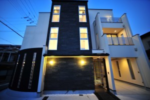 注文住宅 モダン住宅 京都 滋賀 京都府 京都市 右京区 太秦 パティオ 螺旋階段 高級デザイナーズ住宅 ガレージハウス 高級住宅 豪邸 かっこいい家 ナチュラルロブソンの外壁 トーヨーキッチン ガラスブロック 一級建築士事務所