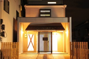 デザインファースト一級建築事務所,工務店の注文住宅 モダン住宅!京都市上京区智恵光院通りに面した和風モダン住宅 !
