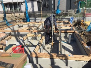 埼玉県川口市鳩ケ谷の木造3階建てモダンな狭小住宅 土台取付