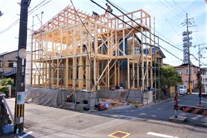ルーフバルコニーから琵琶湖の花火が見えるモダンなデザイン注文住宅・上棟しました!