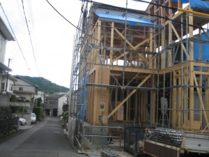 アルミサッシ取り付け・外部足場工事|滋賀県大津市のルーフバルコニーのあるモダンなデザイン注文住宅