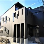 滋賀県大津市湖城が丘に高低差のある土地にモダンなデザインの家