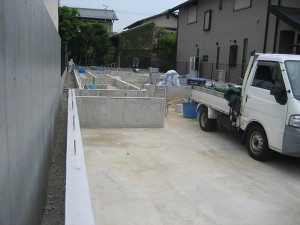 基礎型枠撤去・隣地境界CB積み