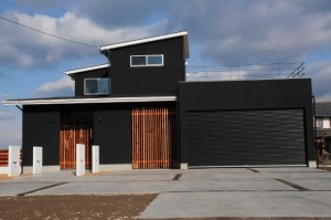 注文住宅,モダン住宅の施工例｜滋賀県米原市/25ｍのアプローチ・水盤・吹き抜けのある和風モダンな注文住宅