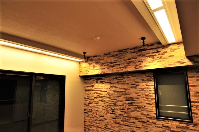 リビング天井の埋め込み照明,調光,色を変えることが出来ます