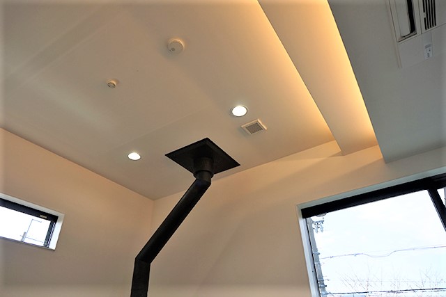 ダイニング天井を挟むようにサブリビング天井も3段下がり天井に間接照明