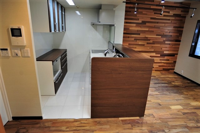 キッチン床は白い大理石,LDKの無垢フローリングとの濃淡でキッチンスペースを違う空間に