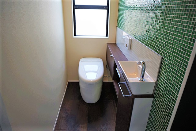 2階トイレはTOTOネオレスト・ワンポイントでイタリアより取り寄せたべネツィアンモザイクタイルSICIS