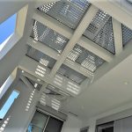 グレーチングを敷かれたインナーテラス