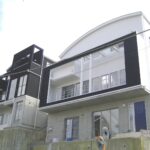 傾斜地に混構造の注文住宅