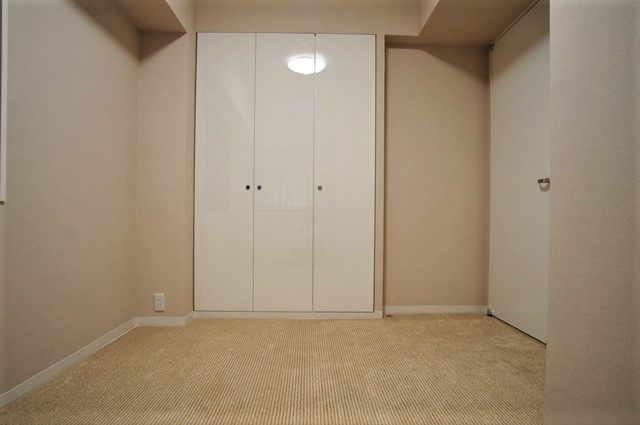 お部屋の床はカーペットに,ドアは全て鏡面の特注