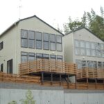 大きな窓を連装で取り付けた注文住宅の外観