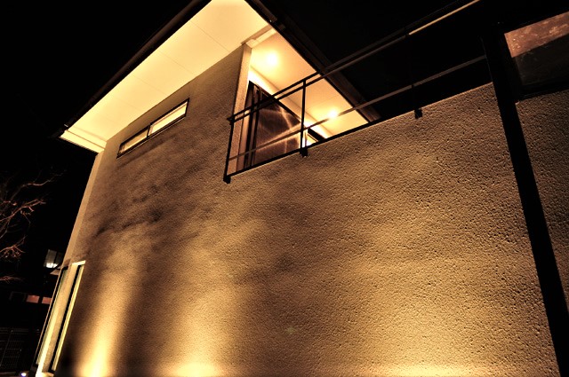 アッパーライトで照らされたモルタル・ぬりかべ塗装の外壁